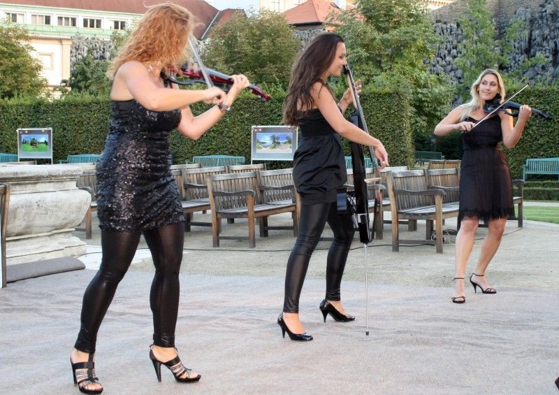 (Foto: Z. Kubalová) Týdenní výstavu velkoformátových fotografií zahájil v pátek 2. září 2011 v pražské Valdštejnské zahradě plzeňský primátor Martin Baxa a náměstkyně pro kulturu a cestovní ruch Eva Herinková. Návštěvníci zahrady tak budou mít možnost podívat se do Plzně prostřednictvím neobvyklých záběrů v úhlu 360° x 180°. Díky zajímavým prostorovým deformacím s prohnutými liniemi ukazují snímky zcela jinou realitu.

Výstava se koná pod záštitou senátora Jiřího Bise, který při zahájení uvedl: „Plzeň má co ukazovat, je obdivuhodné, co dokázala za dvacet let.“

Vernisáží provázela Iva Kubelková, o zpestření se postaralo smyčcové trio Inflagranti a ohňová show v podání skupiny Pa-li-Tchi.