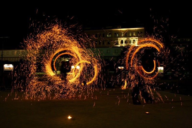 (Foto: Z. Kubalová) Týdenní výstavu velkoformátových fotografií zahájil v pátek 2. září 2011 v pražské Valdštejnské zahradě plzeňský primátor Martin Baxa a náměstkyně pro kulturu a cestovní ruch Eva Herinková. Návštěvníci zahrady tak budou mít možnost podívat se do Plzně prostřednictvím neobvyklých záběrů v úhlu 360° x 180°. Díky zajímavým prostorovým deformacím s prohnutými liniemi ukazují snímky zcela jinou realitu.

Výstava se koná pod záštitou senátora Jiřího Bise, který při zahájení uvedl: „Plzeň má co ukazovat, je obdivuhodné, co dokázala za dvacet let.“

Vernisáží provázela Iva Kubelková, o zpestření se postaralo smyčcové trio Inflagranti a ohňová show v podání skupiny Pa-li-Tchi.