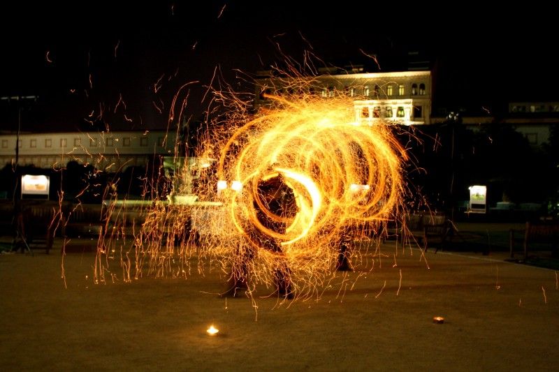 (Foto: Z. Kubalová) Týdenní výstavu velkoformátových fotografií zahájil v pátek 2. září 2011 v pražské Valdštejnské zahradě plzeňský primátor Martin Baxa a náměstkyně pro kulturu a cestovní ruch Eva Herinková. Návštěvníci zahrady tak budou mít možnost podívat se do Plzně prostřednictvím neobvyklých záběrů v úhlu 360° x 180°. Díky zajímavým prostorovým deformacím s prohnutými liniemi ukazují snímky zcela jinou realitu.

Výstava se koná pod záštitou senátora Jiřího Bise, který při zahájení uvedl: „Plzeň má co ukazovat, je obdivuhodné, co dokázala za dvacet let.“

Vernisáží provázela Iva Kubelková, o zpestření se postaralo smyčcové trio Inflagranti a ohňová show v podání skupiny Pa-li-Tchi.