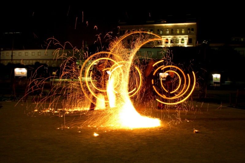 (Foto: Z. Kubalová) Týdenní výstavu velkoformátových fotografií zahájil v pátek 2. září 2011 v pražské Valdštejnské zahradě plzeňský primátor Martin Baxa a náměstkyně pro kulturu a cestovní ruch Eva Herinková. Návštěvníci zahrady tak budou mít možnost podívat se do Plzně prostřednictvím neobvyklých záběrů v úhlu 360° x 180°. Díky zajímavým prostorovým deformacím s prohnutými liniemi ukazují snímky zcela jinou realitu.

Výstava se koná pod záštitou senátora Jiřího Bise, který při zahájení uvedl: „Plzeň má co ukazovat, je obdivuhodné, co dokázala za dvacet let.“

Vernisáží provázela Iva Kubelková, o zpestření se postaralo smyčcové trio Inflagranti a ohňová show v podání skupiny Pa-li-Tchi.