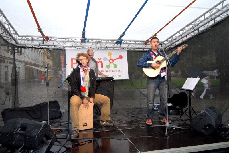 Stoletou historii plzeňské kopané v Plzni ode dneška představuje jedenadvacet výstavních panelů ve Smetanových sadech. Na fotografiích jsou zachyceny nejslavnější okamžiky, zápasy, legendy a také aktuální dění – mistrovská sezóna, oslavy titulu a následné úspěšné boje v pohárové Evropě.

Výstava, kterou zahájil (5.9.2011) primátor Martin Baxa společně s radní Irenou Rottovou za město Plzeň a Pavel Vrba s Pavlem Horváthem za FC Viktoria, potrvá do poloviny října.