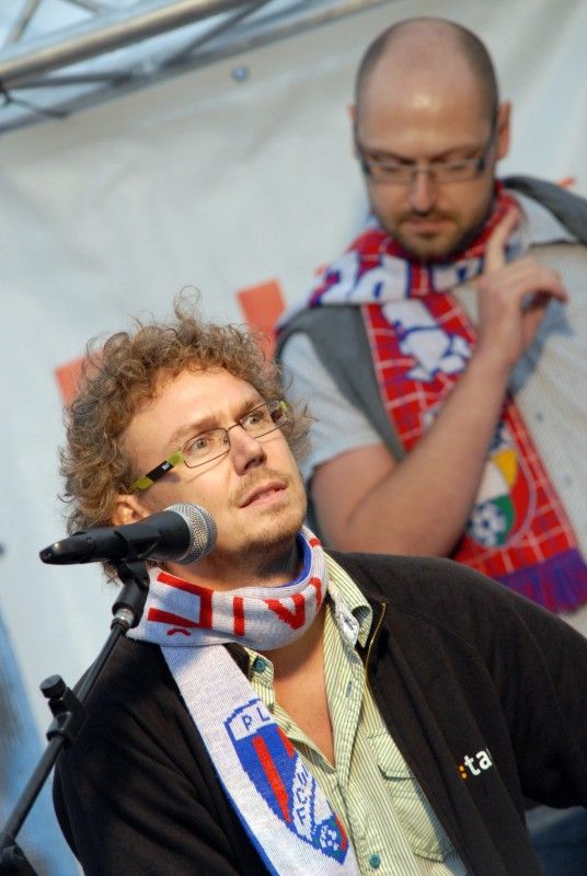 Stoletou historii plzeňské kopané v Plzni ode dneška představuje jedenadvacet výstavních panelů ve Smetanových sadech. Na fotografiích jsou zachyceny nejslavnější okamžiky, zápasy, legendy a také aktuální dění – mistrovská sezóna, oslavy titulu a následné úspěšné boje v pohárové Evropě.

Výstava, kterou zahájil (5.9.2011) primátor Martin Baxa společně s radní Irenou Rottovou za město Plzeň a Pavel Vrba s Pavlem Horváthem za FC Viktoria, potrvá do poloviny října.