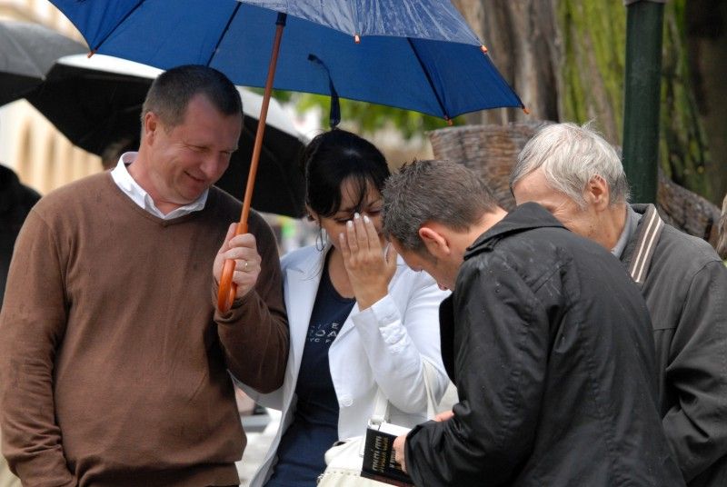 Stoletou historii plzeňské kopané v Plzni ode dneška představuje jedenadvacet výstavních panelů ve Smetanových sadech. Na fotografiích jsou zachyceny nejslavnější okamžiky, zápasy, legendy a také aktuální dění – mistrovská sezóna, oslavy titulu a následné úspěšné boje v pohárové Evropě.

Výstava, kterou zahájil (5.9.2011) primátor Martin Baxa společně s radní Irenou Rottovou za město Plzeň a Pavel Vrba s Pavlem Horváthem za FC Viktoria, potrvá do poloviny října.