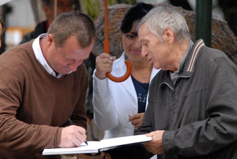 Stoletou historii plzeňské kopané v Plzni ode dneška představuje jedenadvacet výstavních panelů ve Smetanových sadech. Na fotografiích jsou zachyceny nejslavnější okamžiky, zápasy, legendy a také aktuální dění – mistrovská sezóna, oslavy titulu a následné úspěšné boje v pohárové Evropě.

Výstava, kterou zahájil (5.9.2011) primátor Martin Baxa společně s radní Irenou Rottovou za město Plzeň a Pavel Vrba s Pavlem Horváthem za FC Viktoria, potrvá do poloviny října.