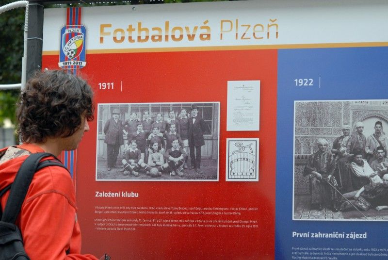 Stoletou historii plzeňské kopané v Plzni ode dneška představuje jedenadvacet výstavních panelů ve Smetanových sadech. Na fotografiích jsou zachyceny nejslavnější okamžiky, zápasy, legendy a také aktuální dění – mistrovská sezóna, oslavy titulu a následné úspěšné boje v pohárové Evropě.

Výstava, kterou zahájil (5.9.2011) primátor Martin Baxa společně s radní Irenou Rottovou za město Plzeň a Pavel Vrba s Pavlem Horváthem za FC Viktoria, potrvá do poloviny října.