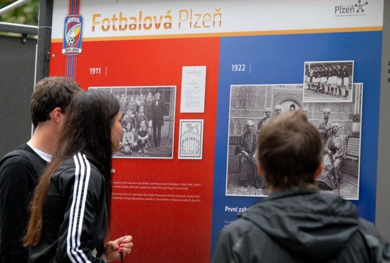 Stoletou historii plzeňské kopané v Plzni ode dneška představuje jedenadvacet výstavních panelů ve Smetanových sadech. Na fotografiích jsou zachyceny nejslavnější okamžiky, zápasy, legendy a také aktuální dění – mistrovská sezóna, oslavy titulu a následné úspěšné boje v pohárové Evropě.

Výstava, kterou zahájil (5.9.2011) primátor Martin Baxa společně s radní Irenou Rottovou za město Plzeň a Pavel Vrba s Pavlem Horváthem za FC Viktoria, potrvá do poloviny října.