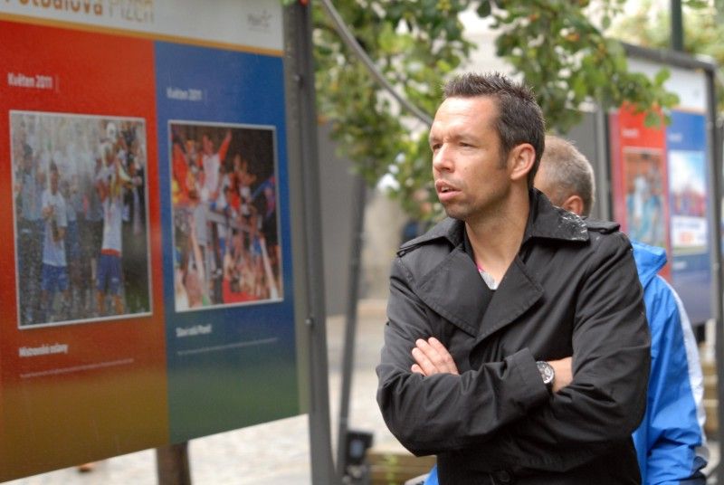 Stoletou historii plzeňské kopané v Plzni ode dneška představuje jedenadvacet výstavních panelů ve Smetanových sadech. Na fotografiích jsou zachyceny nejslavnější okamžiky, zápasy, legendy a také aktuální dění – mistrovská sezóna, oslavy titulu a následné úspěšné boje v pohárové Evropě.

Výstava, kterou zahájil (5.9.2011) primátor Martin Baxa společně s radní Irenou Rottovou za město Plzeň a Pavel Vrba s Pavlem Horváthem za FC Viktoria, potrvá do poloviny října.