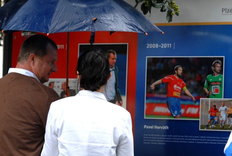 Stoletou historii plzeňské kopané v Plzni ode dneška představuje jedenadvacet výstavních panelů ve Smetanových sadech. Na fotografiích jsou zachyceny nejslavnější okamžiky, zápasy, legendy a také aktuální dění – mistrovská sezóna, oslavy titulu a následné úspěšné boje v pohárové Evropě.

Výstava, kterou zahájil (5.9.2011) primátor Martin Baxa společně s radní Irenou Rottovou za město Plzeň a Pavel Vrba s Pavlem Horváthem za FC Viktoria, potrvá do poloviny října.