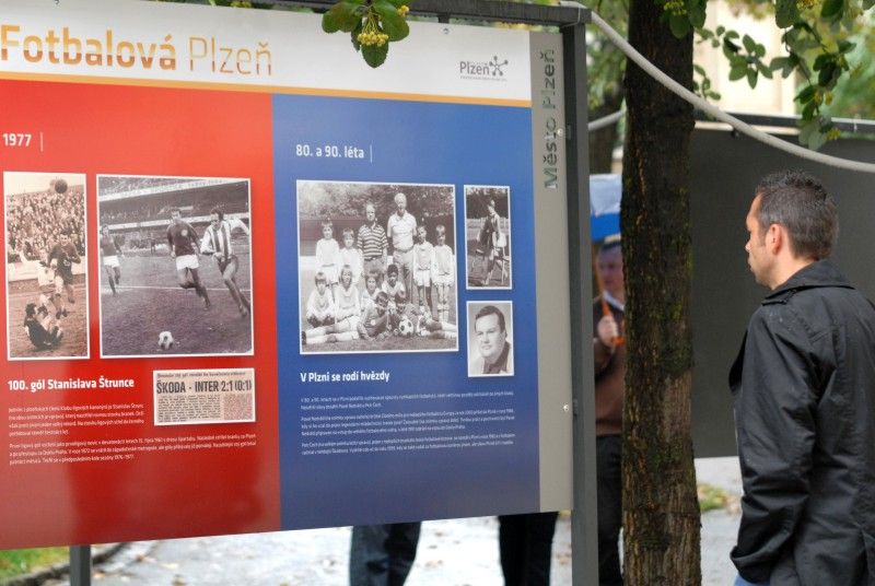 Stoletou historii plzeňské kopané v Plzni ode dneška představuje jedenadvacet výstavních panelů ve Smetanových sadech. Na fotografiích jsou zachyceny nejslavnější okamžiky, zápasy, legendy a také aktuální dění – mistrovská sezóna, oslavy titulu a následné úspěšné boje v pohárové Evropě.

Výstava, kterou zahájil (5.9.2011) primátor Martin Baxa společně s radní Irenou Rottovou za město Plzeň a Pavel Vrba s Pavlem Horváthem za FC Viktoria, potrvá do poloviny října.