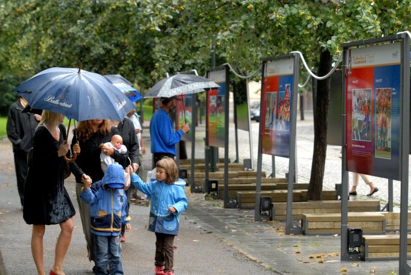 Stoletou historii plzeňské kopané v Plzni ode dneška představuje jedenadvacet výstavních panelů ve Smetanových sadech. Na fotografiích jsou zachyceny nejslavnější okamžiky, zápasy, legendy a také aktuální dění – mistrovská sezóna, oslavy titulu a následné úspěšné boje v pohárové Evropě.

Výstava, kterou zahájil (5.9.2011) primátor Martin Baxa společně s radní Irenou Rottovou za město Plzeň a Pavel Vrba s Pavlem Horváthem za FC Viktoria, potrvá do poloviny října.