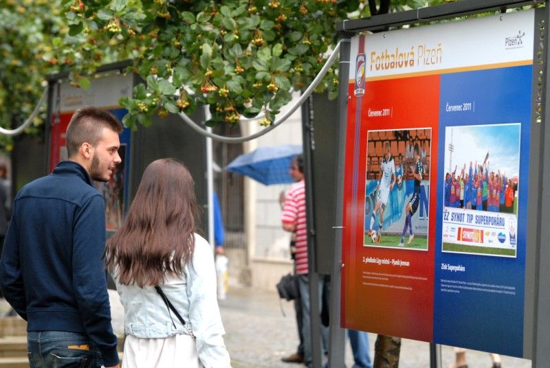 Stoletou historii plzeňské kopané v Plzni ode dneška představuje jedenadvacet výstavních panelů ve Smetanových sadech. Na fotografiích jsou zachyceny nejslavnější okamžiky, zápasy, legendy a také aktuální dění – mistrovská sezóna, oslavy titulu a následné úspěšné boje v pohárové Evropě.

Výstava, kterou zahájil (5.9.2011) primátor Martin Baxa společně s radní Irenou Rottovou za město Plzeň a Pavel Vrba s Pavlem Horváthem za FC Viktoria, potrvá do poloviny října.