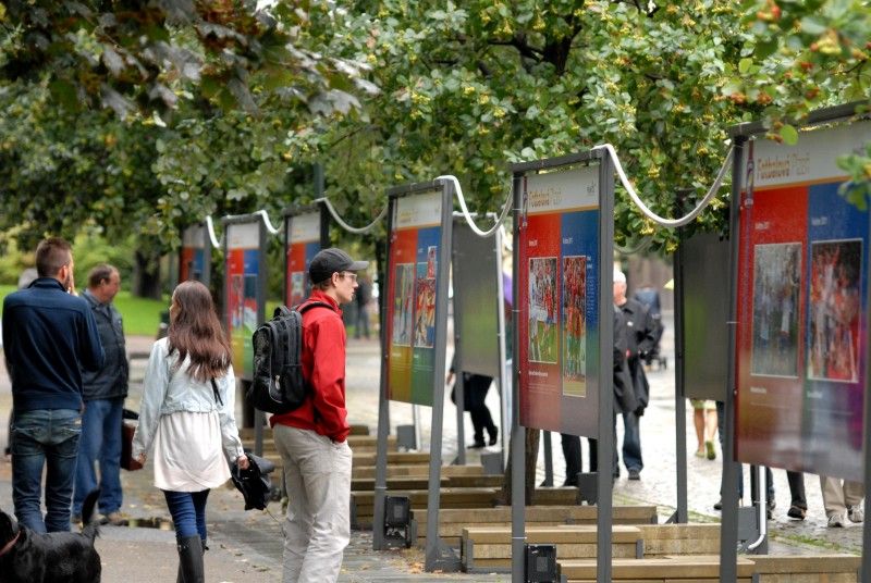 Stoletou historii plzeňské kopané v Plzni ode dneška představuje jedenadvacet výstavních panelů ve Smetanových sadech. Na fotografiích jsou zachyceny nejslavnější okamžiky, zápasy, legendy a také aktuální dění – mistrovská sezóna, oslavy titulu a následné úspěšné boje v pohárové Evropě.

Výstava, kterou zahájil (5.9.2011) primátor Martin Baxa společně s radní Irenou Rottovou za město Plzeň a Pavel Vrba s Pavlem Horváthem za FC Viktoria, potrvá do poloviny října.
