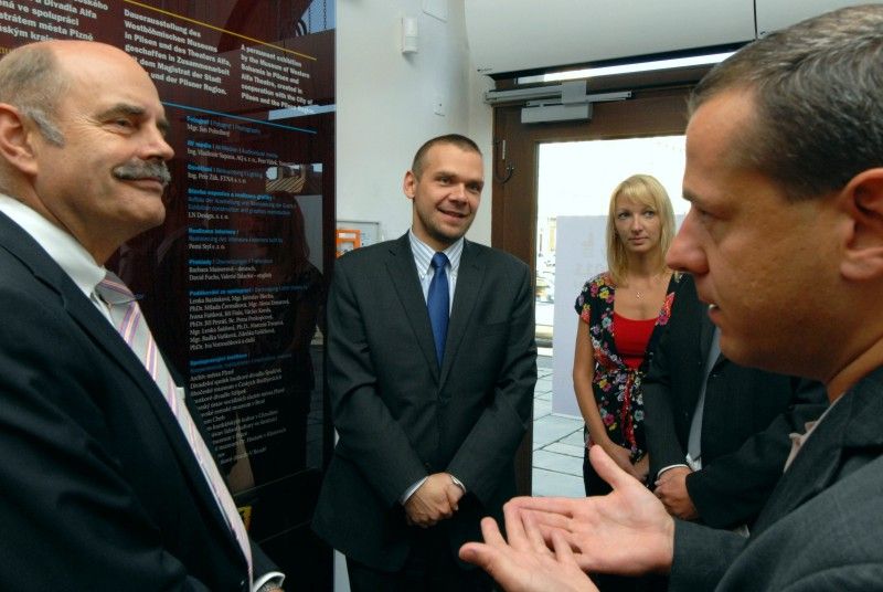 S konkrétními návrhy, jak se zapojit do projektu Evropské hlavní město kultury 2015, přijel dnes (6.9.2011) do Plzně primátor Regensburgu Hans Schaidinger. Ještě předtím, než zasedli s primátorem Martinem Baxou ke společnému jednání, navštívili Muzeum loutek. Primátor Schaidinger od jeho otevření v roce 2009 poprvé.

Přestože aktivity německých příhraničních subjektů spojené s projektem Evropské hlavní město kultury 2015 řeší iniciativa Impuls 2015, za kterým stojí především Centrum Bavaria Bohemia v Schönsee a město Regensburg s ním úzce spolupracuje, nabídl Hans Schaidinger Plzni dva projekty. Oba jsou spojené s divadelním uměním. První nabízí vzhledem k podobným možnostem obou městských divadel společné představení - nastudování hry či opery se smíšeným obsazením. Druhý se týká nastudování konkrétní opery Jan Hus autora Widmara Hadera, známého regensburgského skladatele a odborníka na německou hudební kulturu v českých zemích. Jednalo by se o světovou premiéru, uvedenou současně nejen v Plzni a Regensbur