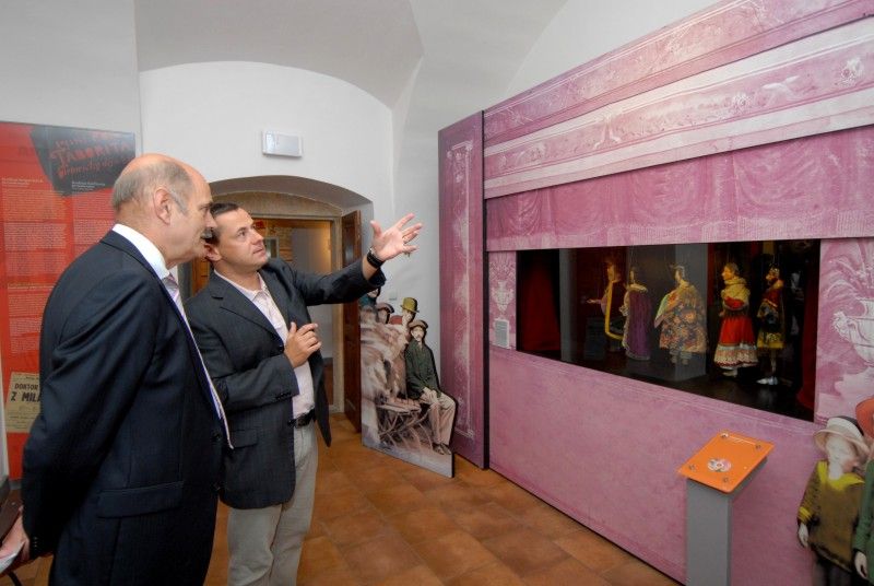 S konkrétními návrhy, jak se zapojit do projektu Evropské hlavní město kultury 2015, přijel dnes (6.9.2011) do Plzně primátor Regensburgu Hans Schaidinger. Ještě předtím, než zasedli s primátorem Martinem Baxou ke společnému jednání, navštívili Muzeum loutek. Primátor Schaidinger od jeho otevření v roce 2009 poprvé.

Přestože aktivity německých příhraničních subjektů spojené s projektem Evropské hlavní město kultury 2015 řeší iniciativa Impuls 2015, za kterým stojí především Centrum Bavaria Bohemia v Schönsee a město Regensburg s ním úzce spolupracuje, nabídl Hans Schaidinger Plzni dva projekty. Oba jsou spojené s divadelním uměním. První nabízí vzhledem k podobným možnostem obou městských divadel společné představení - nastudování hry či opery se smíšeným obsazením. Druhý se týká nastudování konkrétní opery Jan Hus autora Widmara Hadera, známého regensburgského skladatele a odborníka na německou hudební kulturu v českých zemích. Jednalo by se o světovou premiéru, uvedenou současně nejen v Plzni a Regensbur