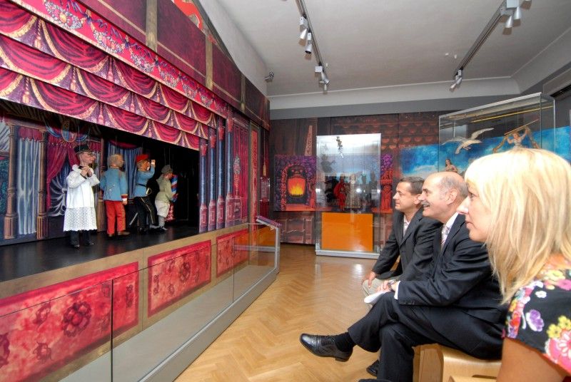 S konkrétními návrhy, jak se zapojit do projektu Evropské hlavní město kultury 2015, přijel dnes (6.9.2011) do Plzně primátor Regensburgu Hans Schaidinger. Ještě předtím, než zasedli s primátorem Martinem Baxou ke společnému jednání, navštívili Muzeum loutek. Primátor Schaidinger od jeho otevření v roce 2009 poprvé.

Přestože aktivity německých příhraničních subjektů spojené s projektem Evropské hlavní město kultury 2015 řeší iniciativa Impuls 2015, za kterým stojí především Centrum Bavaria Bohemia v Schönsee a město Regensburg s ním úzce spolupracuje, nabídl Hans Schaidinger Plzni dva projekty. Oba jsou spojené s divadelním uměním. První nabízí vzhledem k podobným možnostem obou městských divadel společné představení - nastudování hry či opery se smíšeným obsazením. Druhý se týká nastudování konkrétní opery Jan Hus autora Widmara Hadera, známého regensburgského skladatele a odborníka na německou hudební kulturu v českých zemích. Jednalo by se o světovou premiéru, uvedenou současně nejen v Plzni a Regensbur