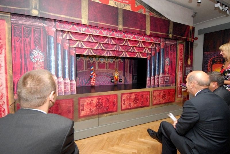 S konkrétními návrhy, jak se zapojit do projektu Evropské hlavní město kultury 2015, přijel dnes (6.9.2011) do Plzně primátor Regensburgu Hans Schaidinger. Ještě předtím, než zasedli s primátorem Martinem Baxou ke společnému jednání, navštívili Muzeum loutek. Primátor Schaidinger od jeho otevření v roce 2009 poprvé.

Přestože aktivity německých příhraničních subjektů spojené s projektem Evropské hlavní město kultury 2015 řeší iniciativa Impuls 2015, za kterým stojí především Centrum Bavaria Bohemia v Schönsee a město Regensburg s ním úzce spolupracuje, nabídl Hans Schaidinger Plzni dva projekty. Oba jsou spojené s divadelním uměním. První nabízí vzhledem k podobným možnostem obou městských divadel společné představení - nastudování hry či opery se smíšeným obsazením. Druhý se týká nastudování konkrétní opery Jan Hus autora Widmara Hadera, známého regensburgského skladatele a odborníka na německou hudební kulturu v českých zemích. Jednalo by se o světovou premiéru, uvedenou současně nejen v Plzni a Regensbur