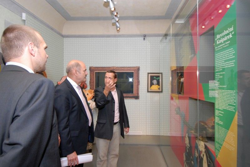 S konkrétními návrhy, jak se zapojit do projektu Evropské hlavní město kultury 2015, přijel dnes (6.9.2011) do Plzně primátor Regensburgu Hans Schaidinger. Ještě předtím, než zasedli s primátorem Martinem Baxou ke společnému jednání, navštívili Muzeum loutek. Primátor Schaidinger od jeho otevření v roce 2009 poprvé.

Přestože aktivity německých příhraničních subjektů spojené s projektem Evropské hlavní město kultury 2015 řeší iniciativa Impuls 2015, za kterým stojí především Centrum Bavaria Bohemia v Schönsee a město Regensburg s ním úzce spolupracuje, nabídl Hans Schaidinger Plzni dva projekty. Oba jsou spojené s divadelním uměním. První nabízí vzhledem k podobným možnostem obou městských divadel společné představení - nastudování hry či opery se smíšeným obsazením. Druhý se týká nastudování konkrétní opery Jan Hus autora Widmara Hadera, známého regensburgského skladatele a odborníka na německou hudební kulturu v českých zemích. Jednalo by se o světovou premiéru, uvedenou současně nejen v Plzni a Regensbur