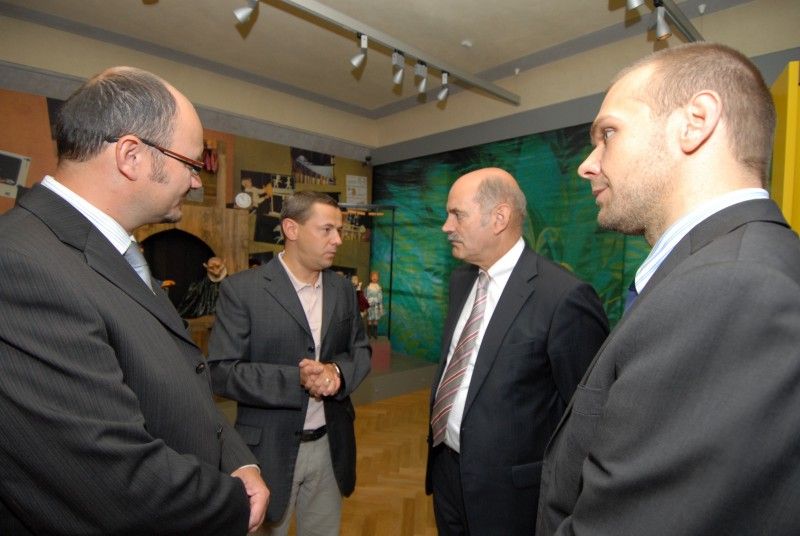 S konkrétními návrhy, jak se zapojit do projektu Evropské hlavní město kultury 2015, přijel dnes (6.9.2011) do Plzně primátor Regensburgu Hans Schaidinger. Ještě předtím, než zasedli s primátorem Martinem Baxou ke společnému jednání, navštívili Muzeum loutek. Primátor Schaidinger od jeho otevření v roce 2009 poprvé.

Přestože aktivity německých příhraničních subjektů spojené s projektem Evropské hlavní město kultury 2015 řeší iniciativa Impuls 2015, za kterým stojí především Centrum Bavaria Bohemia v Schönsee a město Regensburg s ním úzce spolupracuje, nabídl Hans Schaidinger Plzni dva projekty. Oba jsou spojené s divadelním uměním. První nabízí vzhledem k podobným možnostem obou městských divadel společné představení - nastudování hry či opery se smíšeným obsazením. Druhý se týká nastudování konkrétní opery Jan Hus autora Widmara Hadera, známého regensburgského skladatele a odborníka na německou hudební kulturu v českých zemích. Jednalo by se o světovou premiéru, uvedenou současně nejen v Plzni a Regensbur