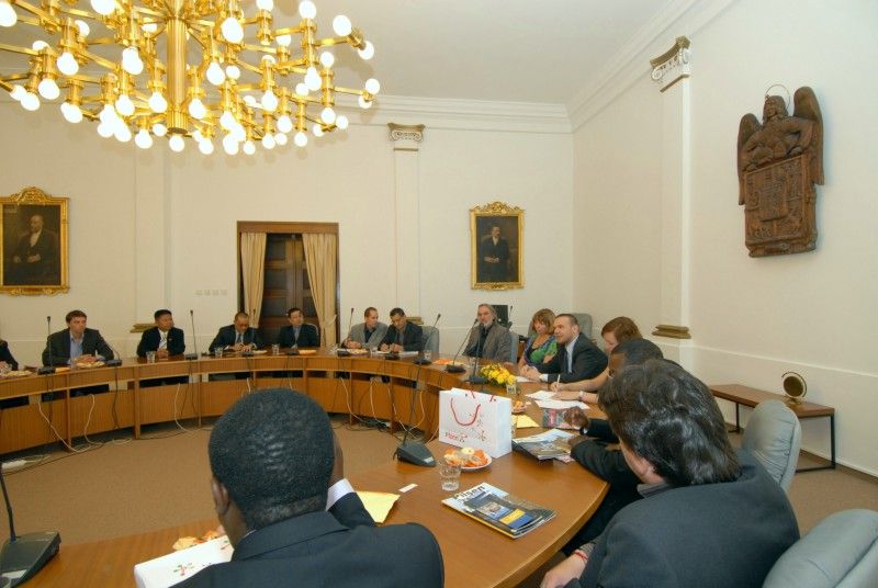 S představiteli demokratických sil z Barmy, Běloruska, Bolívie, Jižního Súdánu a Zimbabwe se dnes (6.9.2011) odpoledne setkal primátor Martin Baxa. Plzeň navštívili v rámci čtrnáctidenního programu, který je má seznámit s přechodem České republiky k demokracii, s úspěchy a problémy ekonomické, politické, institucionální a ústavní transformace i se způsobem vyrovnání se s totalitní komunistickou minulostí. Primátor Baxa na začátku debaty upozornil na proměnu města Plzně za posledních dvacet let, představil fungování místní samosprávy, systém financování a konkrétní projekty, které Plzeň v nejbližším období čekají.

Otázky ze strany hostů se týkaly především oblasti životního prostředí, financování jednotlivých projektů a také politické kariéry primátora.

Mezinárodní program Rising Stars zaměřený na podporu demokracie ve světě hostí CEVRO – Liberálně – konzervativní institut, již podruhé. Cílem je účastníkům poskytnout znalosti a dovednosti, které jim mohou pomoci v boji za větší demokratizaci a prosperitu