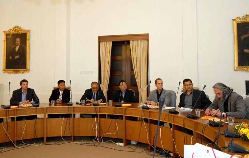 S představiteli demokratických sil z Barmy, Běloruska, Bolívie, Jižního Súdánu a Zimbabwe se dnes (6.9.2011) odpoledne setkal primátor Martin Baxa. Plzeň navštívili v rámci čtrnáctidenního programu, který je má seznámit s přechodem České republiky k demokracii, s úspěchy a problémy ekonomické, politické, institucionální a ústavní transformace i se způsobem vyrovnání se s totalitní komunistickou minulostí. Primátor Baxa na začátku debaty upozornil na proměnu města Plzně za posledních dvacet let, představil fungování místní samosprávy, systém financování a konkrétní projekty, které Plzeň v nejbližším období čekají.

Otázky ze strany hostů se týkaly především oblasti životního prostředí, financování jednotlivých projektů a také politické kariéry primátora.

Mezinárodní program Rising Stars zaměřený na podporu demokracie ve světě hostí CEVRO – Liberálně – konzervativní institut, již podruhé. Cílem je účastníkům poskytnout znalosti a dovednosti, které jim mohou pomoci v boji za větší demokratizaci a prosperitu