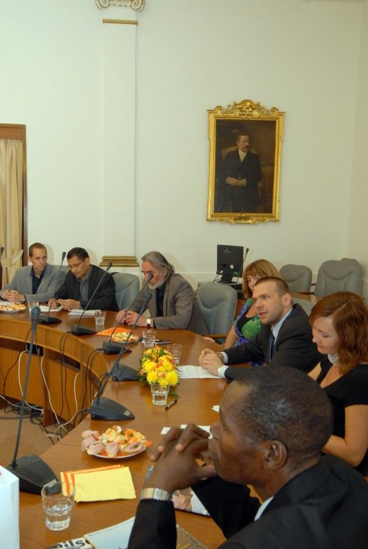 S představiteli demokratických sil z Barmy, Běloruska, Bolívie, Jižního Súdánu a Zimbabwe se dnes (6.9.2011) odpoledne setkal primátor Martin Baxa. Plzeň navštívili v rámci čtrnáctidenního programu, který je má seznámit s přechodem České republiky k demokracii, s úspěchy a problémy ekonomické, politické, institucionální a ústavní transformace i se způsobem vyrovnání se s totalitní komunistickou minulostí. Primátor Baxa na začátku debaty upozornil na proměnu města Plzně za posledních dvacet let, představil fungování místní samosprávy, systém financování a konkrétní projekty, které Plzeň v nejbližším období čekají.

Otázky ze strany hostů se týkaly především oblasti životního prostředí, financování jednotlivých projektů a také politické kariéry primátora.

Mezinárodní program Rising Stars zaměřený na podporu demokracie ve světě hostí CEVRO – Liberálně – konzervativní institut, již podruhé. Cílem je účastníkům poskytnout znalosti a dovednosti, které jim mohou pomoci v boji za větší demokratizaci a prosperitu