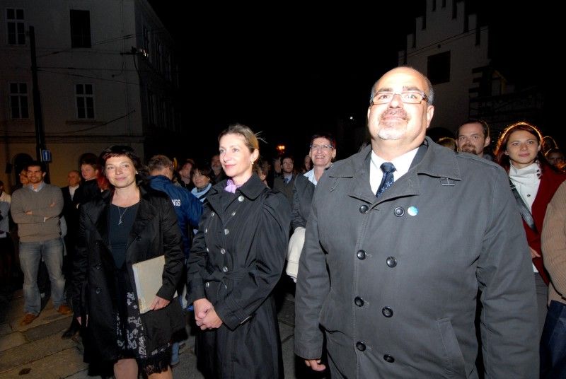 Na den přesně (8.9.2011) rok poté, co Plzeň zvítězila v klání o titul Evropské hlavní město kultury 2015, předala klíče od objektu řediteli společnosti Milanu Svobodovi náměstkyně primátora Eva Herinková.

„Nové sídlo je kontaktním místem pro každého, kdo má dotazy, nápady, připomínky. Zázemí tu bude mít celý tým. Chceme, aby si lidé zvykli chodit mezi nás a věděli, že jsme opravdu otevřená společnost,“ uvedla Yvona Kreuzmannová, umělecká ředitelka projektu při slavnostním otevření, které začalo přesně ve 20.15 hodin.

Součástí doprovodného programu bylo zahájení výstavy fotografií Plzeňských ikon, v letošním roce vybraných mezi muži. „Vloni deset žen, letos deset mužů, ti všichni ve svém životě něco zajímavého dokázali a jsou významní. Žijí tu s námi a Plzeň je potřebuje. A jsou důležití i pro projekt Evropské hlavní město kultury a jeho úspěšné naplnění, protože v přeneseném slova smyslu je ikona i magickým symbolem pro zajištění úspěchu,“ prohlásil při vernisáži primátor Martin Baxa. Autorem snímků je 