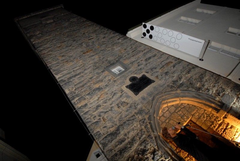 Na den přesně (8.9.2011) rok poté, co Plzeň zvítězila v klání o titul Evropské hlavní město kultury 2015, předala klíče od objektu řediteli společnosti Milanu Svobodovi náměstkyně primátora Eva Herinková.

„Nové sídlo je kontaktním místem pro každého, kdo má dotazy, nápady, připomínky. Zázemí tu bude mít celý tým. Chceme, aby si lidé zvykli chodit mezi nás a věděli, že jsme opravdu otevřená společnost,“ uvedla Yvona Kreuzmannová, umělecká ředitelka projektu při slavnostním otevření, které začalo přesně ve 20.15 hodin.

Součástí doprovodného programu bylo zahájení výstavy fotografií Plzeňských ikon, v letošním roce vybraných mezi muži. „Vloni deset žen, letos deset mužů, ti všichni ve svém životě něco zajímavého dokázali a jsou významní. Žijí tu s námi a Plzeň je potřebuje. A jsou důležití i pro projekt Evropské hlavní město kultury a jeho úspěšné naplnění, protože v přeneseném slova smyslu je ikona i magickým symbolem pro zajištění úspěchu,“ prohlásil při vernisáži primátor Martin Baxa. Autorem snímků je 