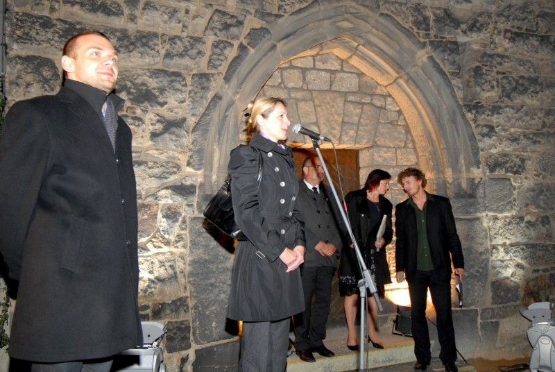 Na den přesně (8.9.2011) rok poté, co Plzeň zvítězila v klání o titul Evropské hlavní město kultury 2015, předala klíče od objektu řediteli společnosti Milanu Svobodovi náměstkyně primátora Eva Herinková.

„Nové sídlo je kontaktním místem pro každého, kdo má dotazy, nápady, připomínky. Zázemí tu bude mít celý tým. Chceme, aby si lidé zvykli chodit mezi nás a věděli, že jsme opravdu otevřená společnost,“ uvedla Yvona Kreuzmannová, umělecká ředitelka projektu při slavnostním otevření, které začalo přesně ve 20.15 hodin.

Součástí doprovodného programu bylo zahájení výstavy fotografií Plzeňských ikon, v letošním roce vybraných mezi muži. „Vloni deset žen, letos deset mužů, ti všichni ve svém životě něco zajímavého dokázali a jsou významní. Žijí tu s námi a Plzeň je potřebuje. A jsou důležití i pro projekt Evropské hlavní město kultury a jeho úspěšné naplnění, protože v přeneseném slova smyslu je ikona i magickým symbolem pro zajištění úspěchu,“ prohlásil při vernisáži primátor Martin Baxa. Autorem snímků je 