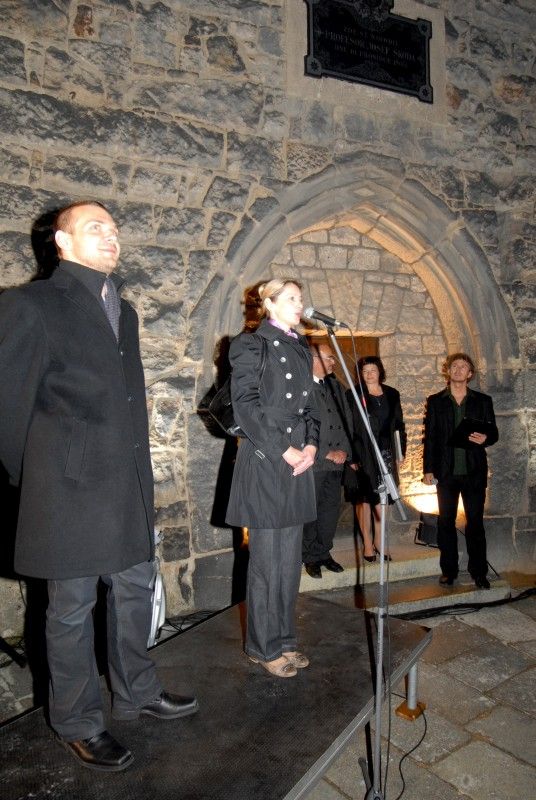 Na den přesně (8.9.2011) rok poté, co Plzeň zvítězila v klání o titul Evropské hlavní město kultury 2015, předala klíče od objektu řediteli společnosti Milanu Svobodovi náměstkyně primátora Eva Herinková.

„Nové sídlo je kontaktním místem pro každého, kdo má dotazy, nápady, připomínky. Zázemí tu bude mít celý tým. Chceme, aby si lidé zvykli chodit mezi nás a věděli, že jsme opravdu otevřená společnost,“ uvedla Yvona Kreuzmannová, umělecká ředitelka projektu při slavnostním otevření, které začalo přesně ve 20.15 hodin.

Součástí doprovodného programu bylo zahájení výstavy fotografií Plzeňských ikon, v letošním roce vybraných mezi muži. „Vloni deset žen, letos deset mužů, ti všichni ve svém životě něco zajímavého dokázali a jsou významní. Žijí tu s námi a Plzeň je potřebuje. A jsou důležití i pro projekt Evropské hlavní město kultury a jeho úspěšné naplnění, protože v přeneseném slova smyslu je ikona i magickým symbolem pro zajištění úspěchu,“ prohlásil při vernisáži primátor Martin Baxa. Autorem snímků je 