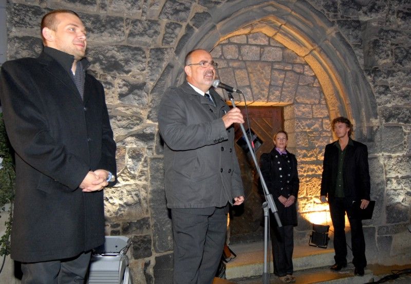 Na den přesně (8.9.2011) rok poté, co Plzeň zvítězila v klání o titul Evropské hlavní město kultury 2015, předala klíče od objektu řediteli společnosti Milanu Svobodovi náměstkyně primátora Eva Herinková.

„Nové sídlo je kontaktním místem pro každého, kdo má dotazy, nápady, připomínky. Zázemí tu bude mít celý tým. Chceme, aby si lidé zvykli chodit mezi nás a věděli, že jsme opravdu otevřená společnost,“ uvedla Yvona Kreuzmannová, umělecká ředitelka projektu při slavnostním otevření, které začalo přesně ve 20.15 hodin.

Součástí doprovodného programu bylo zahájení výstavy fotografií Plzeňských ikon, v letošním roce vybraných mezi muži. „Vloni deset žen, letos deset mužů, ti všichni ve svém životě něco zajímavého dokázali a jsou významní. Žijí tu s námi a Plzeň je potřebuje. A jsou důležití i pro projekt Evropské hlavní město kultury a jeho úspěšné naplnění, protože v přeneseném slova smyslu je ikona i magickým symbolem pro zajištění úspěchu,“ prohlásil při vernisáži primátor Martin Baxa. Autorem snímků je 