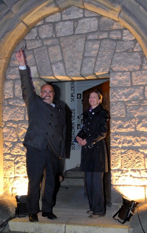 Na den přesně (8.9.2011) rok poté, co Plzeň zvítězila v klání o titul Evropské hlavní město kultury 2015, předala klíče od objektu řediteli společnosti Milanu Svobodovi náměstkyně primátora Eva Herinková.

„Nové sídlo je kontaktním místem pro každého, kdo má dotazy, nápady, připomínky. Zázemí tu bude mít celý tým. Chceme, aby si lidé zvykli chodit mezi nás a věděli, že jsme opravdu otevřená společnost,“ uvedla Yvona Kreuzmannová, umělecká ředitelka projektu při slavnostním otevření, které začalo přesně ve 20.15 hodin.

Součástí doprovodného programu bylo zahájení výstavy fotografií Plzeňských ikon, v letošním roce vybraných mezi muži. „Vloni deset žen, letos deset mužů, ti všichni ve svém životě něco zajímavého dokázali a jsou významní. Žijí tu s námi a Plzeň je potřebuje. A jsou důležití i pro projekt Evropské hlavní město kultury a jeho úspěšné naplnění, protože v přeneseném slova smyslu je ikona i magickým symbolem pro zajištění úspěchu,“ prohlásil při vernisáži primátor Martin Baxa. Autorem snímků je 