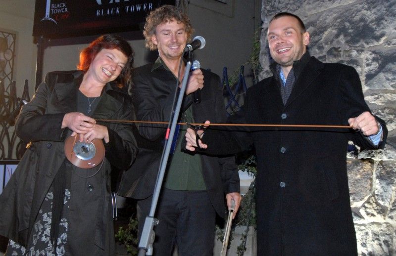 Na den přesně (8.9.2011) rok poté, co Plzeň zvítězila v klání o titul Evropské hlavní město kultury 2015, předala klíče od objektu řediteli společnosti Milanu Svobodovi náměstkyně primátora Eva Herinková.

„Nové sídlo je kontaktním místem pro každého, kdo má dotazy, nápady, připomínky. Zázemí tu bude mít celý tým. Chceme, aby si lidé zvykli chodit mezi nás a věděli, že jsme opravdu otevřená společnost,“ uvedla Yvona Kreuzmannová, umělecká ředitelka projektu při slavnostním otevření, které začalo přesně ve 20.15 hodin.

Součástí doprovodného programu bylo zahájení výstavy fotografií Plzeňských ikon, v letošním roce vybraných mezi muži. „Vloni deset žen, letos deset mužů, ti všichni ve svém životě něco zajímavého dokázali a jsou významní. Žijí tu s námi a Plzeň je potřebuje. A jsou důležití i pro projekt Evropské hlavní město kultury a jeho úspěšné naplnění, protože v přeneseném slova smyslu je ikona i magickým symbolem pro zajištění úspěchu,“ prohlásil při vernisáži primátor Martin Baxa. Autorem snímků je 