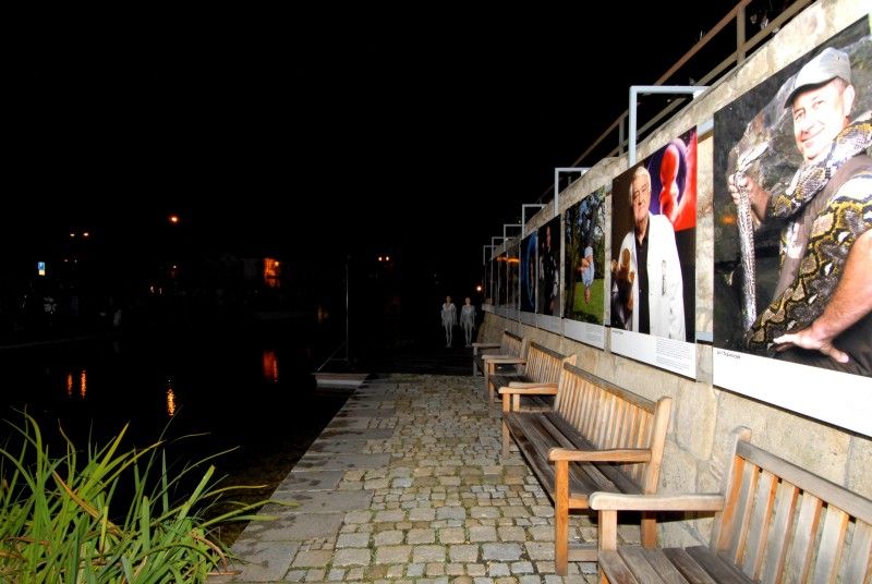 Na den přesně (8.9.2011) rok poté, co Plzeň zvítězila v klání o titul Evropské hlavní město kultury 2015, předala klíče od objektu řediteli společnosti Milanu Svobodovi náměstkyně primátora Eva Herinková.

„Nové sídlo je kontaktním místem pro každého, kdo má dotazy, nápady, připomínky. Zázemí tu bude mít celý tým. Chceme, aby si lidé zvykli chodit mezi nás a věděli, že jsme opravdu otevřená společnost,“ uvedla Yvona Kreuzmannová, umělecká ředitelka projektu při slavnostním otevření, které začalo přesně ve 20.15 hodin.

Součástí doprovodného programu bylo zahájení výstavy fotografií Plzeňských ikon, v letošním roce vybraných mezi muži. „Vloni deset žen, letos deset mužů, ti všichni ve svém životě něco zajímavého dokázali a jsou významní. Žijí tu s námi a Plzeň je potřebuje. A jsou důležití i pro projekt Evropské hlavní město kultury a jeho úspěšné naplnění, protože v přeneseném slova smyslu je ikona i magickým symbolem pro zajištění úspěchu,“ prohlásil při vernisáži primátor Martin Baxa. Autorem snímků je 