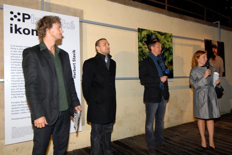 Na den přesně (8.9.2011) rok poté, co Plzeň zvítězila v klání o titul Evropské hlavní město kultury 2015, předala klíče od objektu řediteli společnosti Milanu Svobodovi náměstkyně primátora Eva Herinková.

„Nové sídlo je kontaktním místem pro každého, kdo má dotazy, nápady, připomínky. Zázemí tu bude mít celý tým. Chceme, aby si lidé zvykli chodit mezi nás a věděli, že jsme opravdu otevřená společnost,“ uvedla Yvona Kreuzmannová, umělecká ředitelka projektu při slavnostním otevření, které začalo přesně ve 20.15 hodin.

Součástí doprovodného programu bylo zahájení výstavy fotografií Plzeňských ikon, v letošním roce vybraných mezi muži. „Vloni deset žen, letos deset mužů, ti všichni ve svém životě něco zajímavého dokázali a jsou významní. Žijí tu s námi a Plzeň je potřebuje. A jsou důležití i pro projekt Evropské hlavní město kultury a jeho úspěšné naplnění, protože v přeneseném slova smyslu je ikona i magickým symbolem pro zajištění úspěchu,“ prohlásil při vernisáži primátor Martin Baxa. Autorem snímků je 