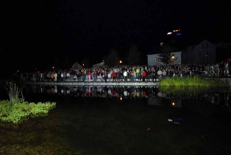 Na den přesně (8.9.2011) rok poté, co Plzeň zvítězila v klání o titul Evropské hlavní město kultury 2015, předala klíče od objektu řediteli společnosti Milanu Svobodovi náměstkyně primátora Eva Herinková.

„Nové sídlo je kontaktním místem pro každého, kdo má dotazy, nápady, připomínky. Zázemí tu bude mít celý tým. Chceme, aby si lidé zvykli chodit mezi nás a věděli, že jsme opravdu otevřená společnost,“ uvedla Yvona Kreuzmannová, umělecká ředitelka projektu při slavnostním otevření, které začalo přesně ve 20.15 hodin.

Součástí doprovodného programu bylo zahájení výstavy fotografií Plzeňských ikon, v letošním roce vybraných mezi muži. „Vloni deset žen, letos deset mužů, ti všichni ve svém životě něco zajímavého dokázali a jsou významní. Žijí tu s námi a Plzeň je potřebuje. A jsou důležití i pro projekt Evropské hlavní město kultury a jeho úspěšné naplnění, protože v přeneseném slova smyslu je ikona i magickým symbolem pro zajištění úspěchu,“ prohlásil při vernisáži primátor Martin Baxa. Autorem snímků je 