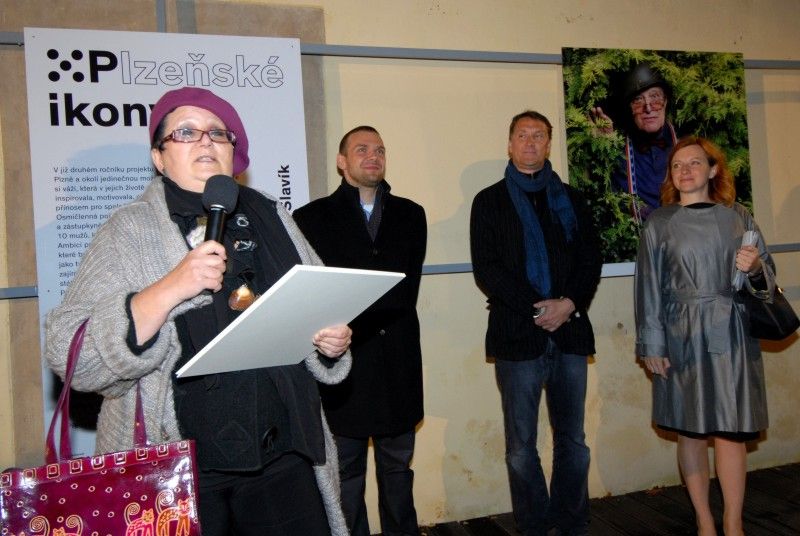 Na den přesně (8.9.2011) rok poté, co Plzeň zvítězila v klání o titul Evropské hlavní město kultury 2015, předala klíče od objektu řediteli společnosti Milanu Svobodovi náměstkyně primátora Eva Herinková.

„Nové sídlo je kontaktním místem pro každého, kdo má dotazy, nápady, připomínky. Zázemí tu bude mít celý tým. Chceme, aby si lidé zvykli chodit mezi nás a věděli, že jsme opravdu otevřená společnost,“ uvedla Yvona Kreuzmannová, umělecká ředitelka projektu při slavnostním otevření, které začalo přesně ve 20.15 hodin.

Součástí doprovodného programu bylo zahájení výstavy fotografií Plzeňských ikon, v letošním roce vybraných mezi muži. „Vloni deset žen, letos deset mužů, ti všichni ve svém životě něco zajímavého dokázali a jsou významní. Žijí tu s námi a Plzeň je potřebuje. A jsou důležití i pro projekt Evropské hlavní město kultury a jeho úspěšné naplnění, protože v přeneseném slova smyslu je ikona i magickým symbolem pro zajištění úspěchu,“ prohlásil při vernisáži primátor Martin Baxa. Autorem snímků je 