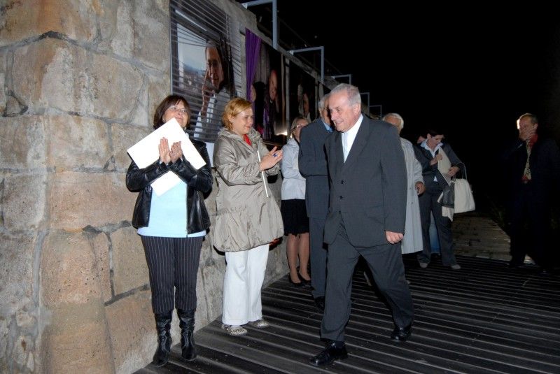 Na den přesně (8.9.2011) rok poté, co Plzeň zvítězila v klání o titul Evropské hlavní město kultury 2015, předala klíče od objektu řediteli společnosti Milanu Svobodovi náměstkyně primátora Eva Herinková.

„Nové sídlo je kontaktním místem pro každého, kdo má dotazy, nápady, připomínky. Zázemí tu bude mít celý tým. Chceme, aby si lidé zvykli chodit mezi nás a věděli, že jsme opravdu otevřená společnost,“ uvedla Yvona Kreuzmannová, umělecká ředitelka projektu při slavnostním otevření, které začalo přesně ve 20.15 hodin.

Součástí doprovodného programu bylo zahájení výstavy fotografií Plzeňských ikon, v letošním roce vybraných mezi muži. „Vloni deset žen, letos deset mužů, ti všichni ve svém životě něco zajímavého dokázali a jsou významní. Žijí tu s námi a Plzeň je potřebuje. A jsou důležití i pro projekt Evropské hlavní město kultury a jeho úspěšné naplnění, protože v přeneseném slova smyslu je ikona i magickým symbolem pro zajištění úspěchu,“ prohlásil při vernisáži primátor Martin Baxa. Autorem snímků je 