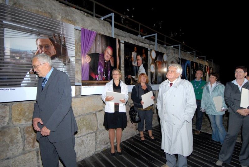 Na den přesně (8.9.2011) rok poté, co Plzeň zvítězila v klání o titul Evropské hlavní město kultury 2015, předala klíče od objektu řediteli společnosti Milanu Svobodovi náměstkyně primátora Eva Herinková.

„Nové sídlo je kontaktním místem pro každého, kdo má dotazy, nápady, připomínky. Zázemí tu bude mít celý tým. Chceme, aby si lidé zvykli chodit mezi nás a věděli, že jsme opravdu otevřená společnost,“ uvedla Yvona Kreuzmannová, umělecká ředitelka projektu při slavnostním otevření, které začalo přesně ve 20.15 hodin.

Součástí doprovodného programu bylo zahájení výstavy fotografií Plzeňských ikon, v letošním roce vybraných mezi muži. „Vloni deset žen, letos deset mužů, ti všichni ve svém životě něco zajímavého dokázali a jsou významní. Žijí tu s námi a Plzeň je potřebuje. A jsou důležití i pro projekt Evropské hlavní město kultury a jeho úspěšné naplnění, protože v přeneseném slova smyslu je ikona i magickým symbolem pro zajištění úspěchu,“ prohlásil při vernisáži primátor Martin Baxa. Autorem snímků je 