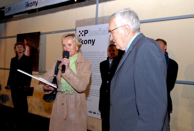 Na den přesně (8.9.2011) rok poté, co Plzeň zvítězila v klání o titul Evropské hlavní město kultury 2015, předala klíče od objektu řediteli společnosti Milanu Svobodovi náměstkyně primátora Eva Herinková.

„Nové sídlo je kontaktním místem pro každého, kdo má dotazy, nápady, připomínky. Zázemí tu bude mít celý tým. Chceme, aby si lidé zvykli chodit mezi nás a věděli, že jsme opravdu otevřená společnost,“ uvedla Yvona Kreuzmannová, umělecká ředitelka projektu při slavnostním otevření, které začalo přesně ve 20.15 hodin.

Součástí doprovodného programu bylo zahájení výstavy fotografií Plzeňských ikon, v letošním roce vybraných mezi muži. „Vloni deset žen, letos deset mužů, ti všichni ve svém životě něco zajímavého dokázali a jsou významní. Žijí tu s námi a Plzeň je potřebuje. A jsou důležití i pro projekt Evropské hlavní město kultury a jeho úspěšné naplnění, protože v přeneseném slova smyslu je ikona i magickým symbolem pro zajištění úspěchu,“ prohlásil při vernisáži primátor Martin Baxa. Autorem snímků je 