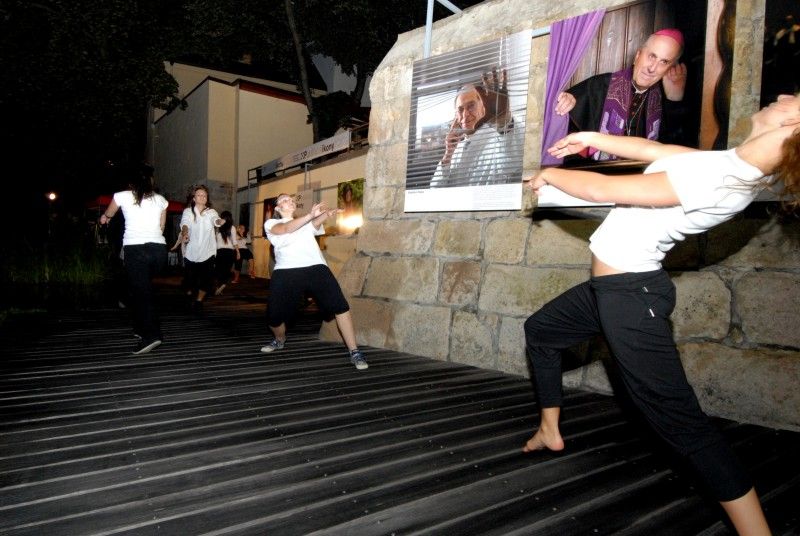 Na den přesně (8.9.2011) rok poté, co Plzeň zvítězila v klání o titul Evropské hlavní město kultury 2015, předala klíče od objektu řediteli společnosti Milanu Svobodovi náměstkyně primátora Eva Herinková.

„Nové sídlo je kontaktním místem pro každého, kdo má dotazy, nápady, připomínky. Zázemí tu bude mít celý tým. Chceme, aby si lidé zvykli chodit mezi nás a věděli, že jsme opravdu otevřená společnost,“ uvedla Yvona Kreuzmannová, umělecká ředitelka projektu při slavnostním otevření, které začalo přesně ve 20.15 hodin.

Součástí doprovodného programu bylo zahájení výstavy fotografií Plzeňských ikon, v letošním roce vybraných mezi muži. „Vloni deset žen, letos deset mužů, ti všichni ve svém životě něco zajímavého dokázali a jsou významní. Žijí tu s námi a Plzeň je potřebuje. A jsou důležití i pro projekt Evropské hlavní město kultury a jeho úspěšné naplnění, protože v přeneseném slova smyslu je ikona i magickým symbolem pro zajištění úspěchu,“ prohlásil při vernisáži primátor Martin Baxa. Autorem snímků je 