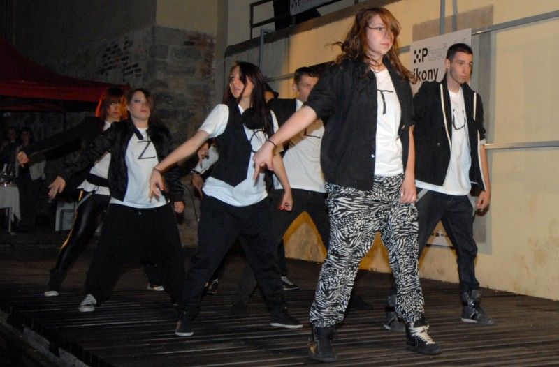 Na den přesně (8.9.2011) rok poté, co Plzeň zvítězila v klání o titul Evropské hlavní město kultury 2015, předala klíče od objektu řediteli společnosti Milanu Svobodovi náměstkyně primátora Eva Herinková.

„Nové sídlo je kontaktním místem pro každého, kdo má dotazy, nápady, připomínky. Zázemí tu bude mít celý tým. Chceme, aby si lidé zvykli chodit mezi nás a věděli, že jsme opravdu otevřená společnost,“ uvedla Yvona Kreuzmannová, umělecká ředitelka projektu při slavnostním otevření, které začalo přesně ve 20.15 hodin.

Součástí doprovodného programu bylo zahájení výstavy fotografií Plzeňských ikon, v letošním roce vybraných mezi muži. „Vloni deset žen, letos deset mužů, ti všichni ve svém životě něco zajímavého dokázali a jsou významní. Žijí tu s námi a Plzeň je potřebuje. A jsou důležití i pro projekt Evropské hlavní město kultury a jeho úspěšné naplnění, protože v přeneseném slova smyslu je ikona i magickým symbolem pro zajištění úspěchu,“ prohlásil při vernisáži primátor Martin Baxa. Autorem snímků je 