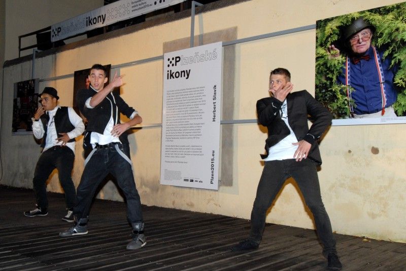 Na den přesně (8.9.2011) rok poté, co Plzeň zvítězila v klání o titul Evropské hlavní město kultury 2015, předala klíče od objektu řediteli společnosti Milanu Svobodovi náměstkyně primátora Eva Herinková.

„Nové sídlo je kontaktním místem pro každého, kdo má dotazy, nápady, připomínky. Zázemí tu bude mít celý tým. Chceme, aby si lidé zvykli chodit mezi nás a věděli, že jsme opravdu otevřená společnost,“ uvedla Yvona Kreuzmannová, umělecká ředitelka projektu při slavnostním otevření, které začalo přesně ve 20.15 hodin.

Součástí doprovodného programu bylo zahájení výstavy fotografií Plzeňských ikon, v letošním roce vybraných mezi muži. „Vloni deset žen, letos deset mužů, ti všichni ve svém životě něco zajímavého dokázali a jsou významní. Žijí tu s námi a Plzeň je potřebuje. A jsou důležití i pro projekt Evropské hlavní město kultury a jeho úspěšné naplnění, protože v přeneseném slova smyslu je ikona i magickým symbolem pro zajištění úspěchu,“ prohlásil při vernisáži primátor Martin Baxa. Autorem snímků je 