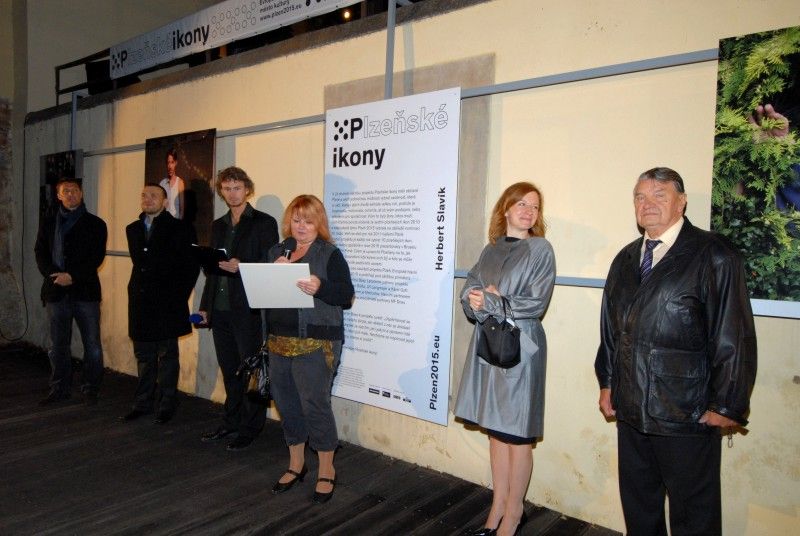 Na den přesně (8.9.2011) rok poté, co Plzeň zvítězila v klání o titul Evropské hlavní město kultury 2015, předala klíče od objektu řediteli společnosti Milanu Svobodovi náměstkyně primátora Eva Herinková.

„Nové sídlo je kontaktním místem pro každého, kdo má dotazy, nápady, připomínky. Zázemí tu bude mít celý tým. Chceme, aby si lidé zvykli chodit mezi nás a věděli, že jsme opravdu otevřená společnost,“ uvedla Yvona Kreuzmannová, umělecká ředitelka projektu při slavnostním otevření, které začalo přesně ve 20.15 hodin.

Součástí doprovodného programu bylo zahájení výstavy fotografií Plzeňských ikon, v letošním roce vybraných mezi muži. „Vloni deset žen, letos deset mužů, ti všichni ve svém životě něco zajímavého dokázali a jsou významní. Žijí tu s námi a Plzeň je potřebuje. A jsou důležití i pro projekt Evropské hlavní město kultury a jeho úspěšné naplnění, protože v přeneseném slova smyslu je ikona i magickým symbolem pro zajištění úspěchu,“ prohlásil při vernisáži primátor Martin Baxa. Autorem snímků je 