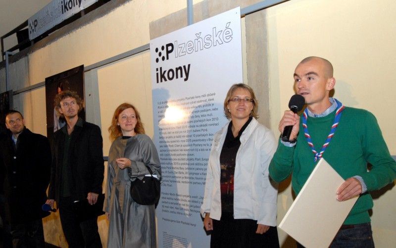 Na den přesně (8.9.2011) rok poté, co Plzeň zvítězila v klání o titul Evropské hlavní město kultury 2015, předala klíče od objektu řediteli společnosti Milanu Svobodovi náměstkyně primátora Eva Herinková.

„Nové sídlo je kontaktním místem pro každého, kdo má dotazy, nápady, připomínky. Zázemí tu bude mít celý tým. Chceme, aby si lidé zvykli chodit mezi nás a věděli, že jsme opravdu otevřená společnost,“ uvedla Yvona Kreuzmannová, umělecká ředitelka projektu při slavnostním otevření, které začalo přesně ve 20.15 hodin.

Součástí doprovodného programu bylo zahájení výstavy fotografií Plzeňských ikon, v letošním roce vybraných mezi muži. „Vloni deset žen, letos deset mužů, ti všichni ve svém životě něco zajímavého dokázali a jsou významní. Žijí tu s námi a Plzeň je potřebuje. A jsou důležití i pro projekt Evropské hlavní město kultury a jeho úspěšné naplnění, protože v přeneseném slova smyslu je ikona i magickým symbolem pro zajištění úspěchu,“ prohlásil při vernisáži primátor Martin Baxa. Autorem snímků je 