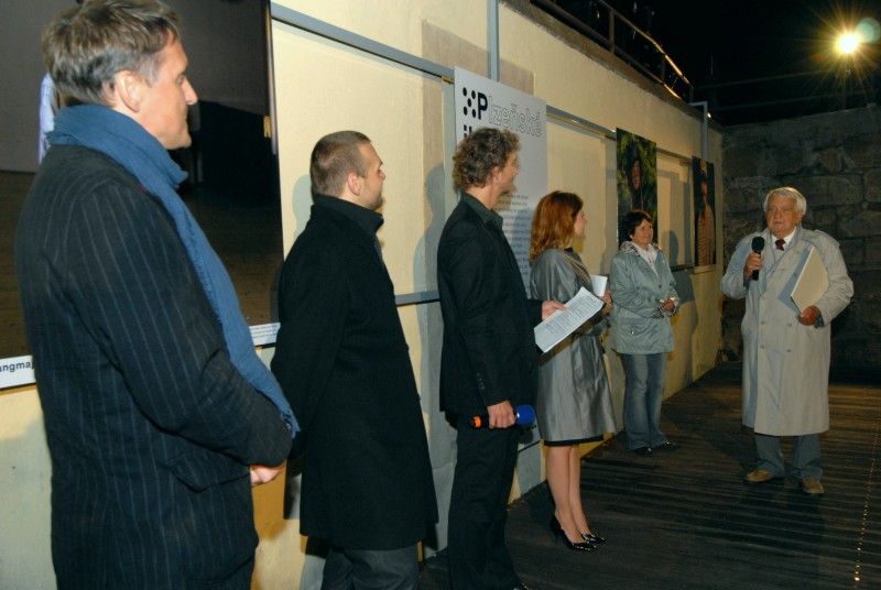 Na den přesně (8.9.2011) rok poté, co Plzeň zvítězila v klání o titul Evropské hlavní město kultury 2015, předala klíče od objektu řediteli společnosti Milanu Svobodovi náměstkyně primátora Eva Herinková.

„Nové sídlo je kontaktním místem pro každého, kdo má dotazy, nápady, připomínky. Zázemí tu bude mít celý tým. Chceme, aby si lidé zvykli chodit mezi nás a věděli, že jsme opravdu otevřená společnost,“ uvedla Yvona Kreuzmannová, umělecká ředitelka projektu při slavnostním otevření, které začalo přesně ve 20.15 hodin.

Součástí doprovodného programu bylo zahájení výstavy fotografií Plzeňských ikon, v letošním roce vybraných mezi muži. „Vloni deset žen, letos deset mužů, ti všichni ve svém životě něco zajímavého dokázali a jsou významní. Žijí tu s námi a Plzeň je potřebuje. A jsou důležití i pro projekt Evropské hlavní město kultury a jeho úspěšné naplnění, protože v přeneseném slova smyslu je ikona i magickým symbolem pro zajištění úspěchu,“ prohlásil při vernisáži primátor Martin Baxa. Autorem snímků je 