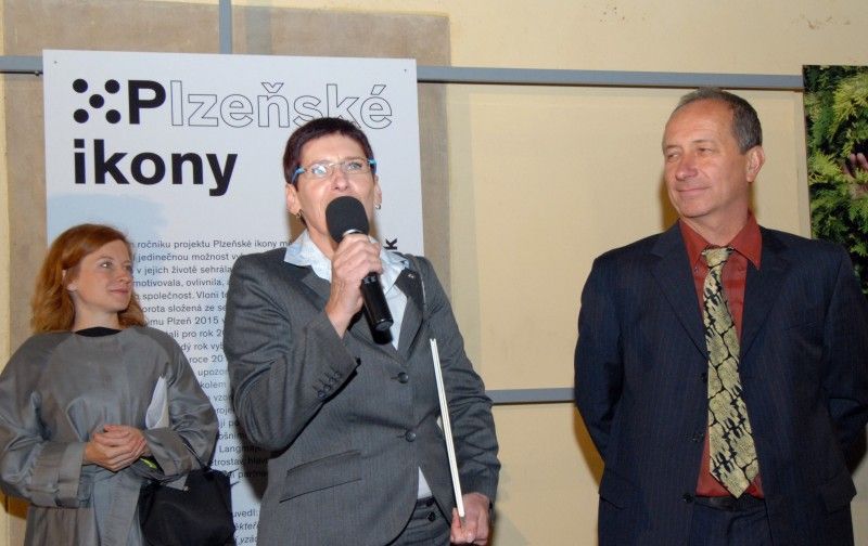 Na den přesně (8.9.2011) rok poté, co Plzeň zvítězila v klání o titul Evropské hlavní město kultury 2015, předala klíče od objektu řediteli společnosti Milanu Svobodovi náměstkyně primátora Eva Herinková.

„Nové sídlo je kontaktním místem pro každého, kdo má dotazy, nápady, připomínky. Zázemí tu bude mít celý tým. Chceme, aby si lidé zvykli chodit mezi nás a věděli, že jsme opravdu otevřená společnost,“ uvedla Yvona Kreuzmannová, umělecká ředitelka projektu při slavnostním otevření, které začalo přesně ve 20.15 hodin.

Součástí doprovodného programu bylo zahájení výstavy fotografií Plzeňských ikon, v letošním roce vybraných mezi muži. „Vloni deset žen, letos deset mužů, ti všichni ve svém životě něco zajímavého dokázali a jsou významní. Žijí tu s námi a Plzeň je potřebuje. A jsou důležití i pro projekt Evropské hlavní město kultury a jeho úspěšné naplnění, protože v přeneseném slova smyslu je ikona i magickým symbolem pro zajištění úspěchu,“ prohlásil při vernisáži primátor Martin Baxa. Autorem snímků je 