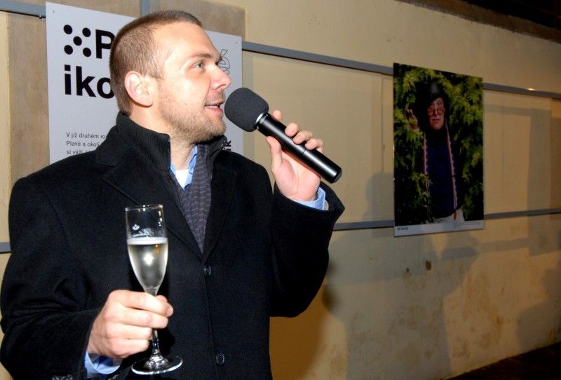 Na den přesně (8.9.2011) rok poté, co Plzeň zvítězila v klání o titul Evropské hlavní město kultury 2015, předala klíče od objektu řediteli společnosti Milanu Svobodovi náměstkyně primátora Eva Herinková.

„Nové sídlo je kontaktním místem pro každého, kdo má dotazy, nápady, připomínky. Zázemí tu bude mít celý tým. Chceme, aby si lidé zvykli chodit mezi nás a věděli, že jsme opravdu otevřená společnost,“ uvedla Yvona Kreuzmannová, umělecká ředitelka projektu při slavnostním otevření, které začalo přesně ve 20.15 hodin.

Součástí doprovodného programu bylo zahájení výstavy fotografií Plzeňských ikon, v letošním roce vybraných mezi muži. „Vloni deset žen, letos deset mužů, ti všichni ve svém životě něco zajímavého dokázali a jsou významní. Žijí tu s námi a Plzeň je potřebuje. A jsou důležití i pro projekt Evropské hlavní město kultury a jeho úspěšné naplnění, protože v přeneseném slova smyslu je ikona i magickým symbolem pro zajištění úspěchu,“ prohlásil při vernisáži primátor Martin Baxa. Autorem snímků je 