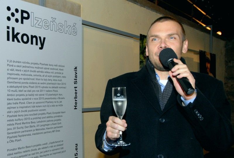 Na den přesně (8.9.2011) rok poté, co Plzeň zvítězila v klání o titul Evropské hlavní město kultury 2015, předala klíče od objektu řediteli společnosti Milanu Svobodovi náměstkyně primátora Eva Herinková.

„Nové sídlo je kontaktním místem pro každého, kdo má dotazy, nápady, připomínky. Zázemí tu bude mít celý tým. Chceme, aby si lidé zvykli chodit mezi nás a věděli, že jsme opravdu otevřená společnost,“ uvedla Yvona Kreuzmannová, umělecká ředitelka projektu při slavnostním otevření, které začalo přesně ve 20.15 hodin.

Součástí doprovodného programu bylo zahájení výstavy fotografií Plzeňských ikon, v letošním roce vybraných mezi muži. „Vloni deset žen, letos deset mužů, ti všichni ve svém životě něco zajímavého dokázali a jsou významní. Žijí tu s námi a Plzeň je potřebuje. A jsou důležití i pro projekt Evropské hlavní město kultury a jeho úspěšné naplnění, protože v přeneseném slova smyslu je ikona i magickým symbolem pro zajištění úspěchu,“ prohlásil při vernisáži primátor Martin Baxa. Autorem snímků je 