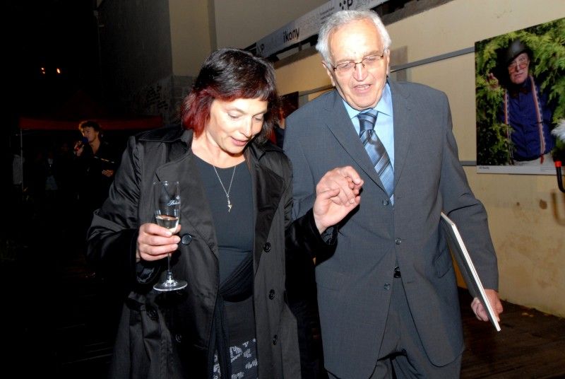 Na den přesně (8.9.2011) rok poté, co Plzeň zvítězila v klání o titul Evropské hlavní město kultury 2015, předala klíče od objektu řediteli společnosti Milanu Svobodovi náměstkyně primátora Eva Herinková.

„Nové sídlo je kontaktním místem pro každého, kdo má dotazy, nápady, připomínky. Zázemí tu bude mít celý tým. Chceme, aby si lidé zvykli chodit mezi nás a věděli, že jsme opravdu otevřená společnost,“ uvedla Yvona Kreuzmannová, umělecká ředitelka projektu při slavnostním otevření, které začalo přesně ve 20.15 hodin.

Součástí doprovodného programu bylo zahájení výstavy fotografií Plzeňských ikon, v letošním roce vybraných mezi muži. „Vloni deset žen, letos deset mužů, ti všichni ve svém životě něco zajímavého dokázali a jsou významní. Žijí tu s námi a Plzeň je potřebuje. A jsou důležití i pro projekt Evropské hlavní město kultury a jeho úspěšné naplnění, protože v přeneseném slova smyslu je ikona i magickým symbolem pro zajištění úspěchu,“ prohlásil při vernisáži primátor Martin Baxa. Autorem snímků je 