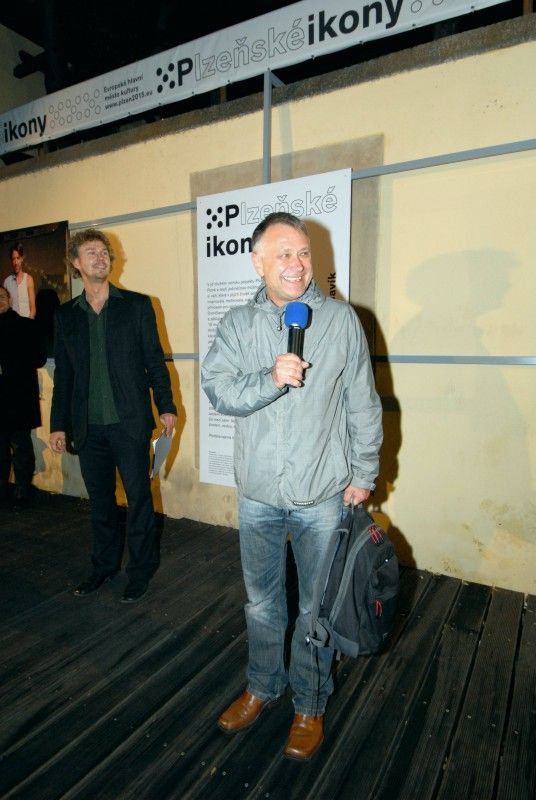 Na den přesně (8.9.2011) rok poté, co Plzeň zvítězila v klání o titul Evropské hlavní město kultury 2015, předala klíče od objektu řediteli společnosti Milanu Svobodovi náměstkyně primátora Eva Herinková.

„Nové sídlo je kontaktním místem pro každého, kdo má dotazy, nápady, připomínky. Zázemí tu bude mít celý tým. Chceme, aby si lidé zvykli chodit mezi nás a věděli, že jsme opravdu otevřená společnost,“ uvedla Yvona Kreuzmannová, umělecká ředitelka projektu při slavnostním otevření, které začalo přesně ve 20.15 hodin.

Součástí doprovodného programu bylo zahájení výstavy fotografií Plzeňských ikon, v letošním roce vybraných mezi muži. „Vloni deset žen, letos deset mužů, ti všichni ve svém životě něco zajímavého dokázali a jsou významní. Žijí tu s námi a Plzeň je potřebuje. A jsou důležití i pro projekt Evropské hlavní město kultury a jeho úspěšné naplnění, protože v přeneseném slova smyslu je ikona i magickým symbolem pro zajištění úspěchu,“ prohlásil při vernisáži primátor Martin Baxa. Autorem snímků je 